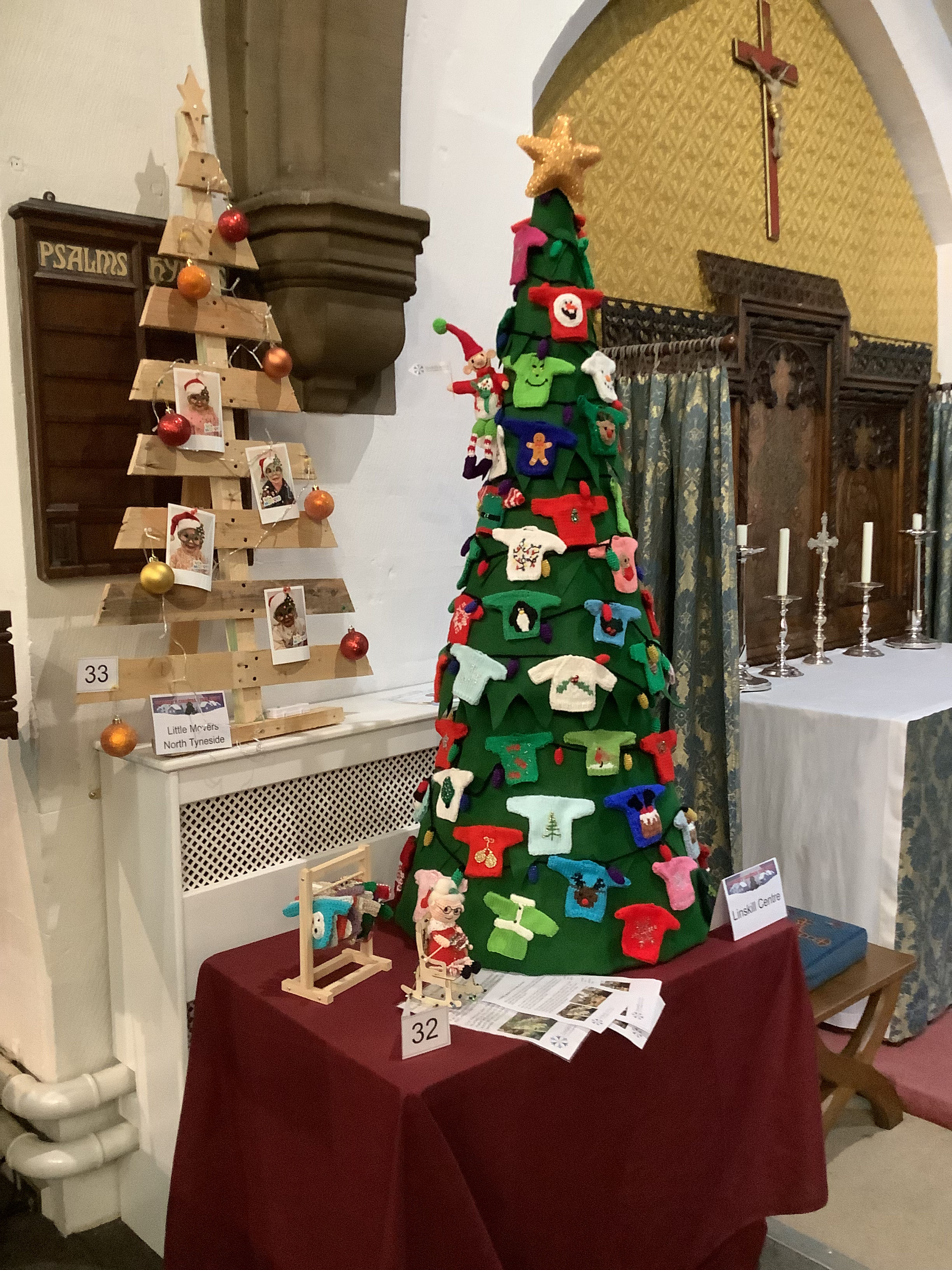 Christmas Tree 100.jpg (76000 bytes)